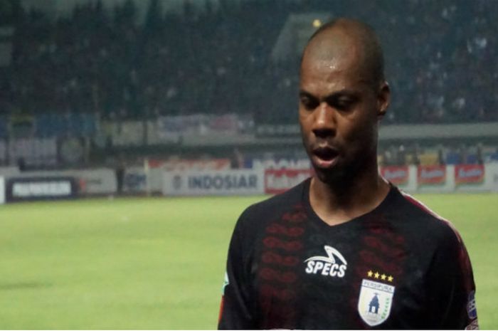 Penyerang Persipura, Hilton Moreira saat laga melawan Persib Bandung (12/5/2018) di Gelora Bandung Lautan Api.  