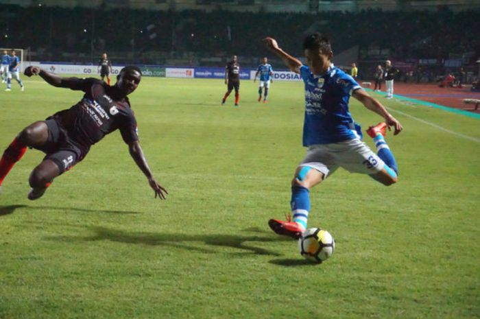 Oh Inkyun saat berhadapan dengan Abdoulaye Maiga saat laga Persib vs Persipura (12/5/2018) di Gelora Bandung Lautan Api.