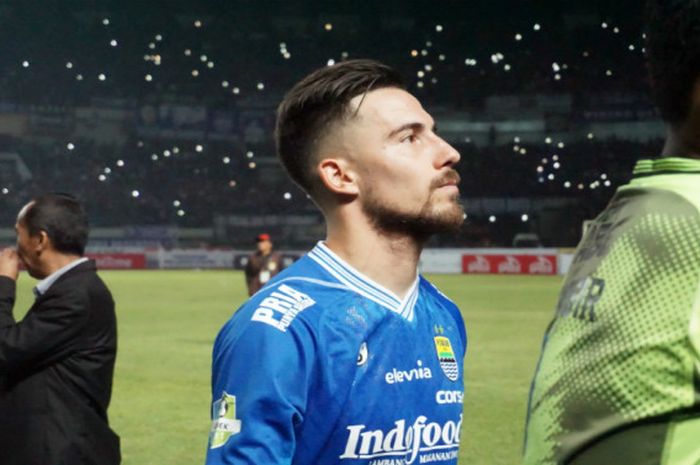 Striker Persib, Jonathan Bauman  saat laga melawan Persipura Jayapura (12/5/2018) di Gelora Bandung Lautan Api.