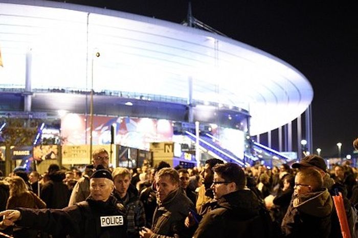 Para suporter Prancis berbicara kepada polisi yang mengamankan keadaan di luar Stade de France usai laga Prancis vs Jerman yang dinodai aksi terorisme pada Jumat (13/11/2015).