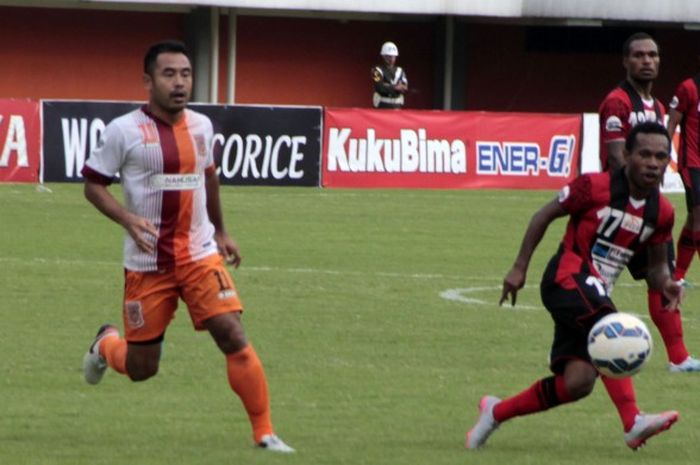 Gelandang Pusamania Borneo FC, Ponaryo Astaman (kiri), membayangi penyerang Persipura Jayapura, Ferinando Pahabol, pada pertandingan babak delapan besar Piala Jenderal Sudirman di Stadion Maguwoharjo, Sleman, Sabtu (19/12/2015).