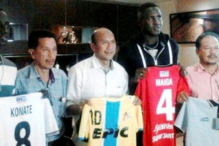 KETUA jurulatih baharu T-Team, Rahmad Darmawan (dua dari kiri) bersama dua pemain import baharu, Makan Konate (kiri) dan Maiga (dua dari kanan) mempamerkan jersi T-Team selepas majlis menandatangani kontrak di Indonesia.  