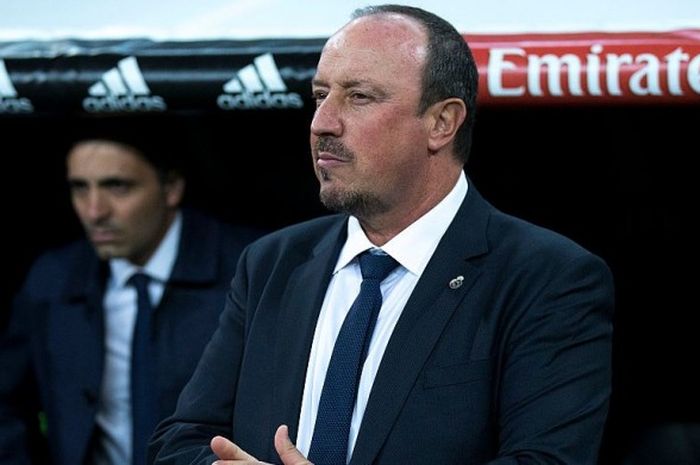 Rafael Benitez tengah mengamati anak asuhnya saat Real Madrid memetik kemenangan di markas Eibar, Minggu (29/11/2015) malam WIB.