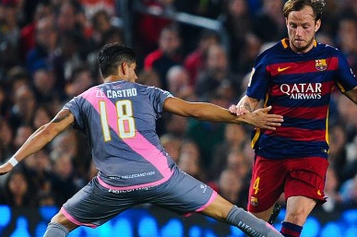 Ivan Rakitic, beraksi bagi Barcelona kala melawan Rayo Vallecano di La Liga, 17 Oktober 2015