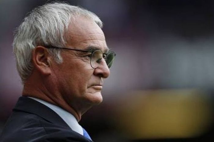 Pelatih Leicester, Claudio Ranieri, mengamati timnya bertanding pada suatu laga Premier League