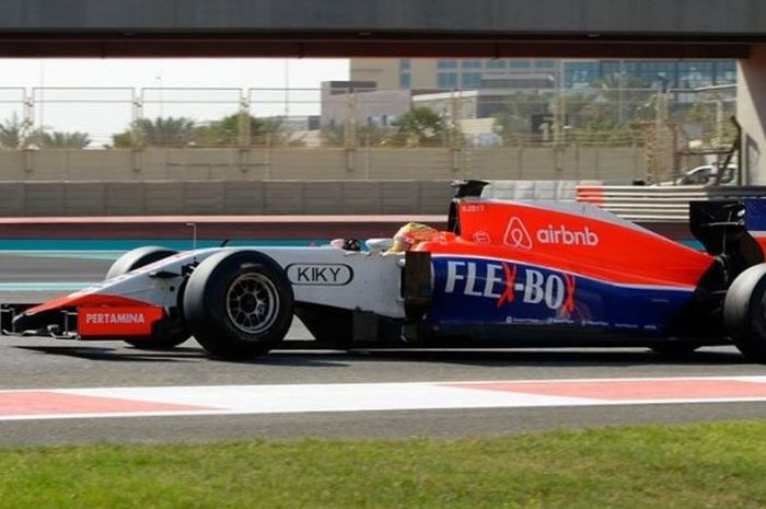 Rio Haryanto saat menjajal ban Pirelli dalam sesi tes bersama mobil Tim F1 Manor di Sirkuit Yas Marin, Abu Dhabi, pada 1 Desember 2015.