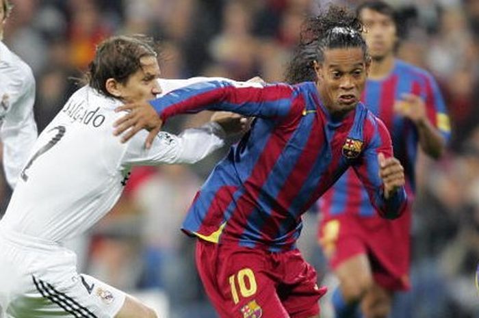 Ronaldinho mencetak dua gol setelah melakukan aksi solo run melewati bek-bek Real Madrid.