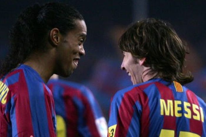 Momen kebersamaan Ronaldinho bersama Lionel Messi saat keduanya berseragam Barcelona.