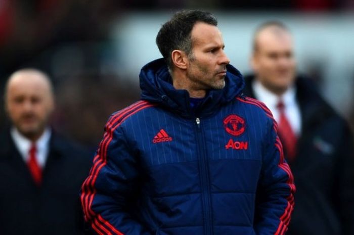 Asisten Manajer Manchester United, Ryan Giggs, meninggalkan lapangan Stadion Britannia usai laga Stoke vs Man United pada 26 Desember 2015.