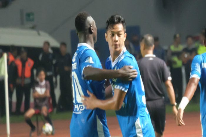  Al Amin Syukur Fisabilillah atau Sabil (kanan) memulai debutnya sebagai pemain Persib Bandung saat menghadapi Mitra Kukar (8/4/2018)