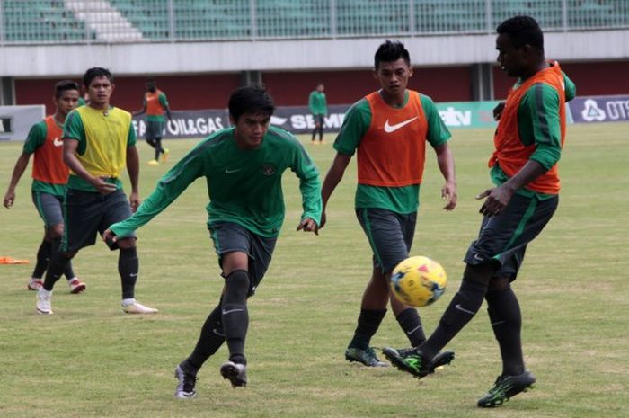 Septian David Maulana (tanpa rompi), eks timnas U19 yang masuk timnas senior.