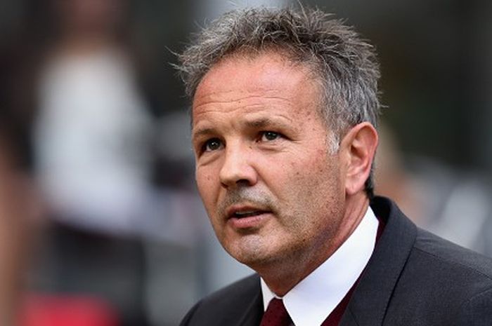 Pelatih Milan, Sinisa Mihajlovic, saat memimpin AC Milan menghadapi Sassuolo di San Siro pada 25 Oktober 2015.