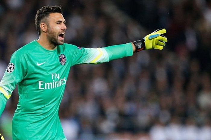 Salvatore Sirigu, saat beraksi pada laga fase grup Liga Champion 2014-2015 melawan Barcelona di Parc des Princes, 30 September 2014. 