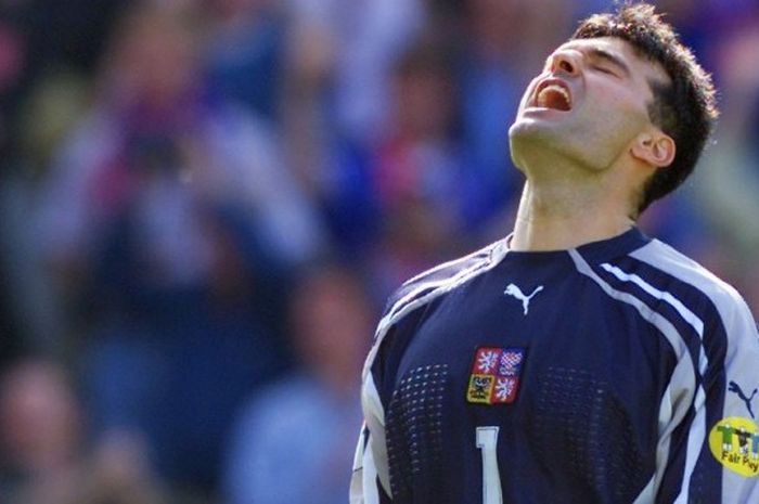 Kiper Republik Ceska, Pavel Srnicek, bereaksi pada laga Piala Eropa 2000 antara Rep Ceska dan Prancis.