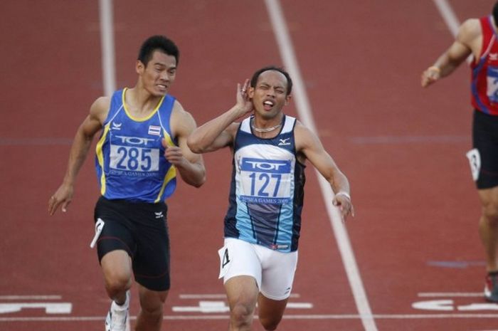 Suryo Agung Wibowo (tengah), ketika memecahkan rekor nasional dan rekor Asia Tenggara nomor lari 100 meter putra di Vientiane, Laos, dalam SEA Games 2009, 13 Desember 2009.