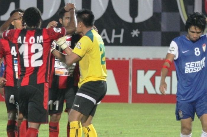 Gelandang PSM Makassar, Syamsul Chaerudin, tampak kecewa setelah tendangan penalti yang dieksekusinya ditepis kiper Persipura Jayapura, Ferdiansyah, saat kedua tim bertemu pada pertandingan lanjutan penyisihan Grup B Piala Jenderal Sudirman, di Stadion Kapten I Wayan Dipta, Senin (23/11/2015).  