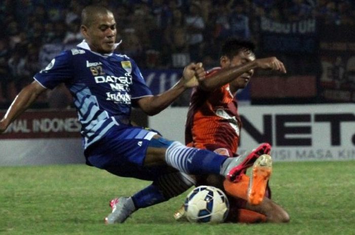 Penyerang Persib, Tantan, berduel dengan pemain PBFC pada laga Piala Jenderal Sudirman