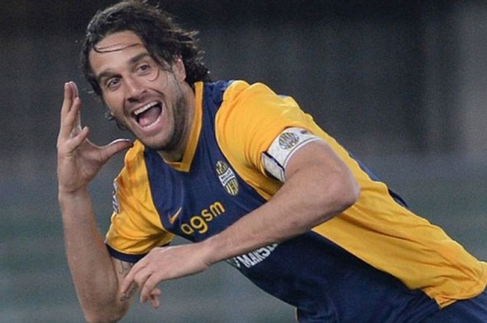 Penyerang Hellas Verona, Luca Toni, merayakan gol yang ia cetak ke gawang Napoli dalam pertandingan Serie A di stadion Marc'Antonio Bentegodi, Verona, Italia, 15 Maret 2015.