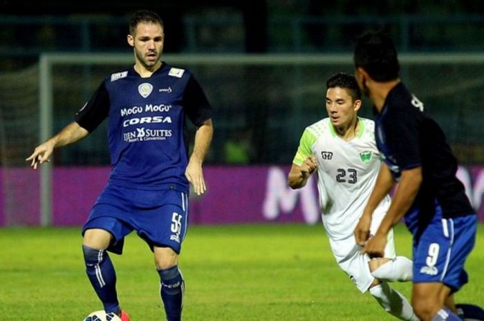 Toni Espinosa Mossi (kiri), tak hanya menjadi idola Aremania, tetapi juga tim pelatih Arema.