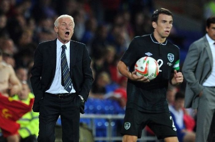 Giovanni Trapattoni memberi instruksi kepada para pemainnya saat ia masih menukangi timnas Irlandia pada laga kontra Wales di Cardiff pada 14 Agustus 2013 