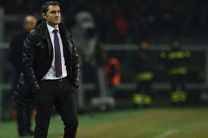 Pelatih Athletic Bilbao, Ernesto Valverde, menyaksikan anak asuhnya bertanding melawan Torino dalam babak 32 besar Liga Europa di Turin, Italia, 19 Februari 2015.