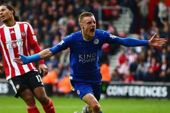 Penyerang Leicester, Jamie Vardy, merayakan gol yang ia cetak kontra Southampton di Premier League.