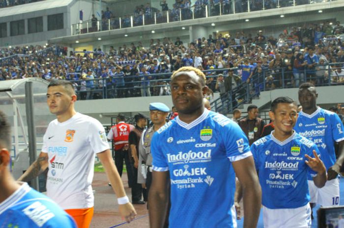 Victor Igbonefo saat menjalani debutnya di Liga 1 bersama Persib Bandung melawan Borneo FC(21/4/2018)