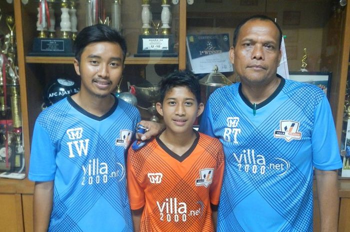 Pelatih Villa 2000 U-13, Blitz Tarigan (kanan) bersama dengan asistennya Ibnu Wibowo (kiri)  dan pencetak gol terbanyak sementara Liga BOLA U-13 2015-2016, Hidayaturohim (tengah).