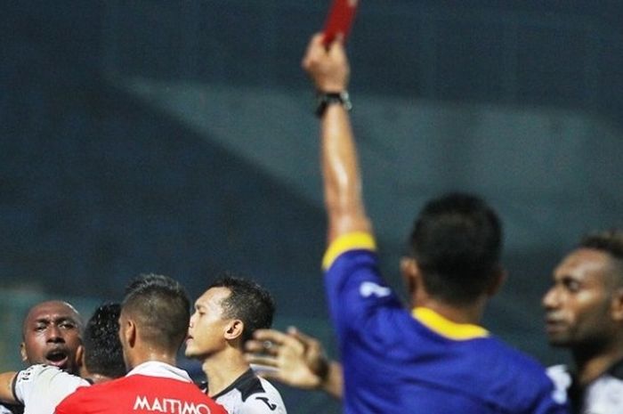 Penyerang Sriwijaya FC, Patrich Wanggai, menerima kartu merah dalam pertandingan lanjutan penyisihan Grup A Piala Jenderal Sudirman melawan Persija Jakarta, Rabu (25/11/2015). 