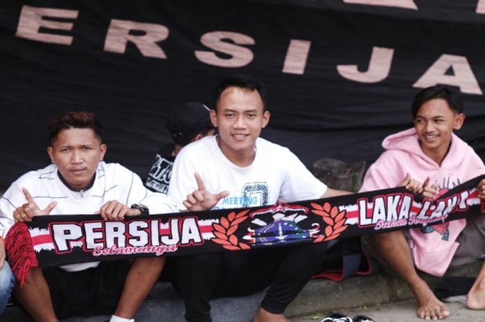 Para pendukung Persija Jakarta asal Tegal, Jak Tegal, menunggu laga PSMS Medan vs Persija Jakarta dimulai di Stadion Manahan, Solo, Sabtu (10/2/2018). Mereka memutuskan untuk tinggal di Solo hingga 14 Februari 2018 mendatang.