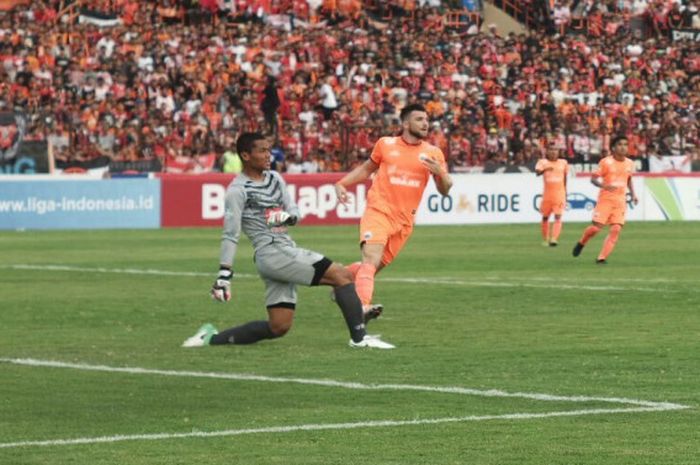 Aksi kiper PSIS Semarang, Aji Bayu Putra, saat melawan Persija Jakarta di Stadion Sultan Agung, Bantul, Jumat (20/4/2018).  