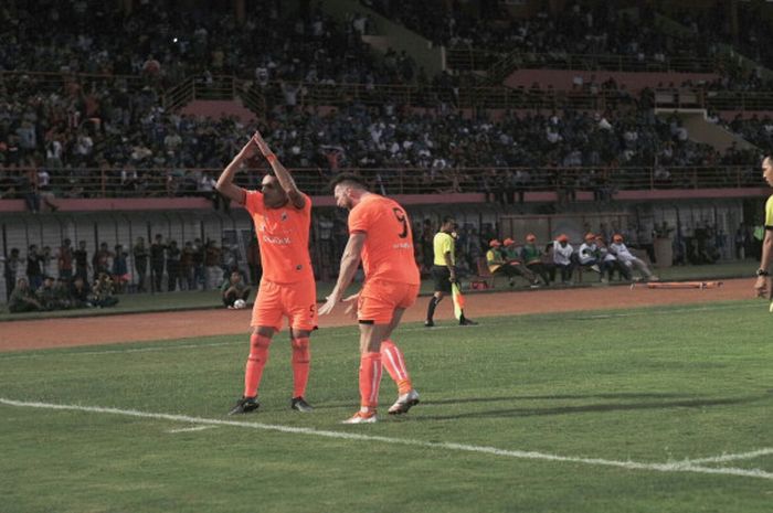  Jaimerson Xavier dan Marko Simic saat merayakan gol ke gawang PSIS Semarang di Stadion Sultan Agung, Bantul, Jumat (20/4/2018). 