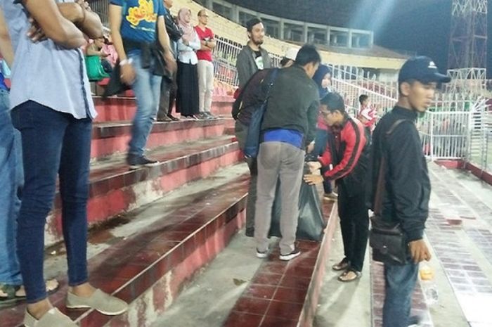 Suporter Malaysia bersih-bersih di Stadion Gelora Delta, Sidoarjo seusai laga Piala AFF U-19, Sabtu (14//2018).