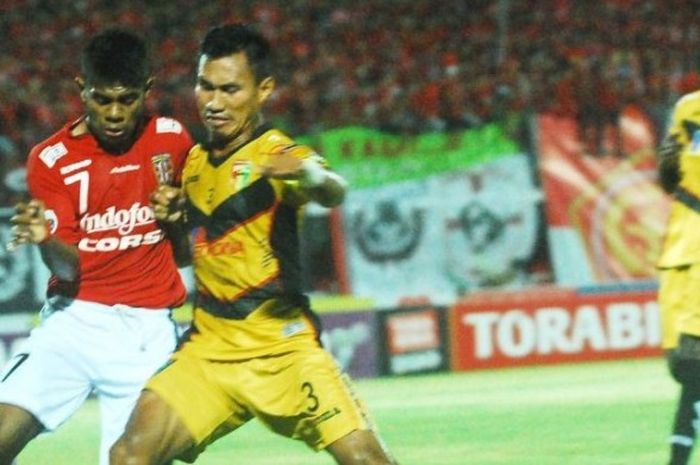 Bek Mitra, Rudolf Yanto Basna (kanan), memantau rekannya, Zulkifli Syukur, dan Yabes Roni (Bali United) berduel pada laga Piala Jenderal Sudirman.