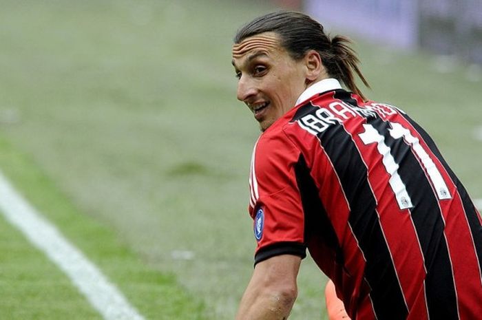 Zlatan Ibrahimovic, saat membela Milan menghadapi Novara di San Siro pada 2012.