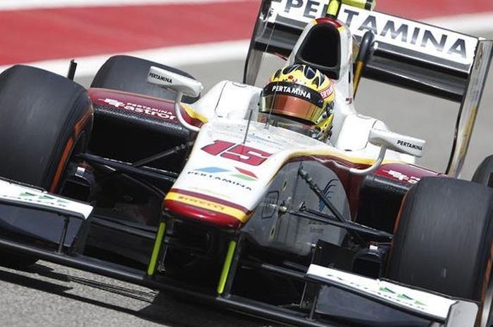 Pebalap Campos Racing, Rio Haryanto, menjalani sesi kualifikasi pada GP2 Series Bahrain di Sirkuit Sakhir, 17 April 2015.