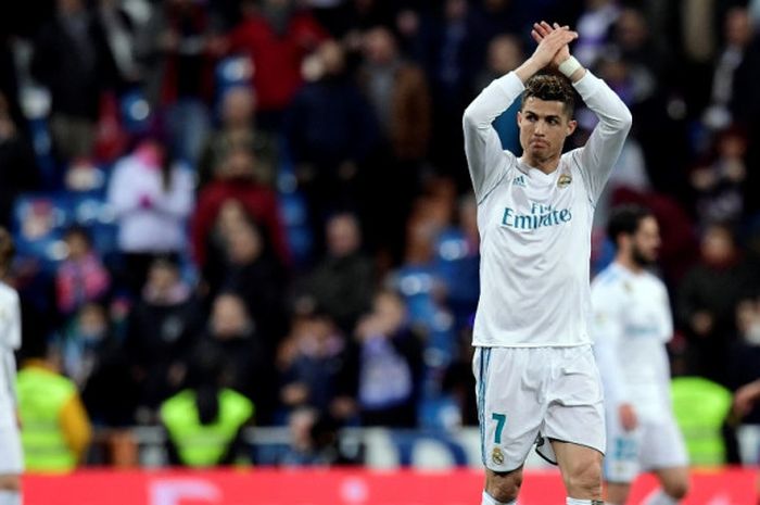 Megabintang Real Madrid, Cristiano Ronaldo, bertepuk tangan untuk suporter seusai laga Liga Spanyol kontra Girona di Stadion Santiago Bernabeu, Madrid, pada 18 Maret 2018.