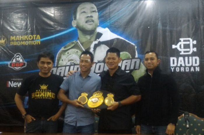 Petinju kelas ringan Indonesia, Daud Yordan (kedua dari kiri), berpose dengan sabuk juara WBA Asia dan sang promotor, Raja Sapta Oktohari (kedua dari kanan) dalam jumpa pers di Hotel Bidakara, Jakarta Selatan, Rabu (25/4/2018).