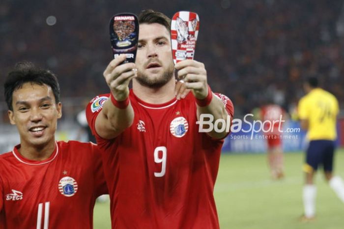       Striker Persija, Marko Simic, merayakan golnya ke gawang Home United bersama Novri Setiawan pada laga Piala AFC 2018 di Stadion Utama GBK, Selasa (15/5/2018).      