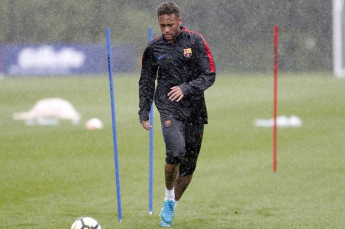 Penyerang Barcelona Neymar saat menjalasi sesi latihan tim dalam rangka tur pra musim pada Senin (24/7/2017)  di Miami, Amerika Serikat.