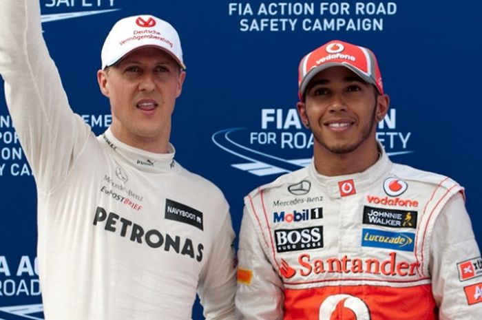 Pebalap McLaren-Mercedes, Lewis Hamilton (kanan), berpose dengan pebalap Mercedes, Michael Schumacher, seusai menjalani sesi kualifikasi GP Malaysia di Sirkuit Internasional Sepang, 24 Maret 2012.