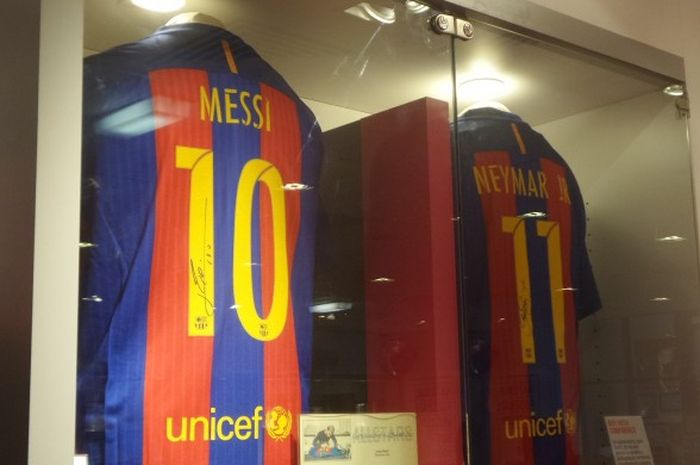 Saat dikunjungi JUARA, Selasa (9/5/2017), National Football Museum di Manchester, Inggris, menjual kostum ikon FC Barcelona, Lionel Messi.