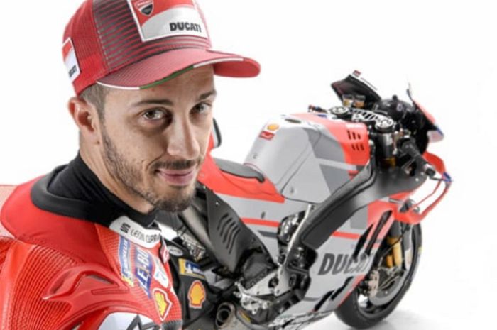 Andrea Dovizioso berpose dengan motor Desmosedici GP18.