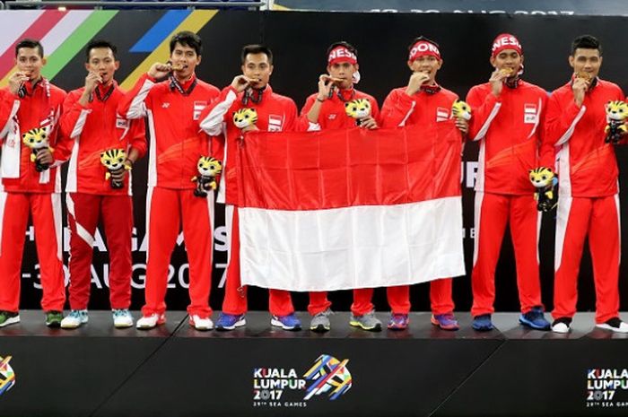 Tim bulu tangkis putra Indonesia berpose dengan medali emas beregu putra yang didapat setelah mengalahkan Malaysia pada final SEA Games 2017 yang berlangsung di Axiata Arena, Bukit Jalil, Kamis (24/8/2017).