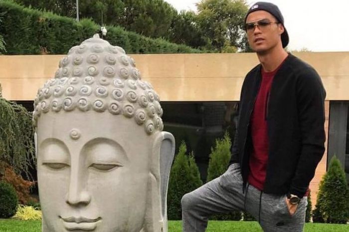 Megabintang Real Madrid, Cristiano Ronaldo, berpose dengan patung Budha, Kamis (20/10/2016).