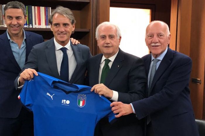 Roberto Mancini resmi menjadi pelatih timnas Italia setelah mendatangani kontrak yang diberikan Federasi Sepak Bola Italia (FIGC), Senin (14/5/2018) waktu setempat.