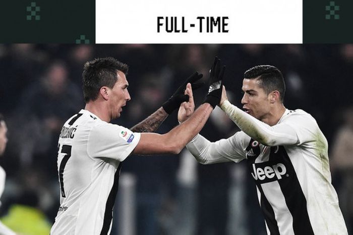 Megabintang Juventus, Cristiano Ronaldo, merayakan kemenangan timnya bersama Mario Mandzukic seusai laga Liga Italia melawan AS Roma di Stadion Allianz, Turin pada 22 Desember 2018.