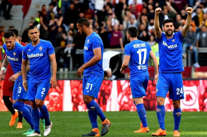 Marco Benassi (kanan) merayakan golnya untuk Fiorentina ke gawang AS Roma dalam partai Liga Italia di Stadion Olimpico Roma, 7 April 2018.