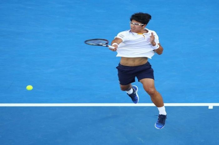 Aksi petenis asal Korea Selatan, Chung Hyeon, saat menghadapi Novak Djokovic pada babak 16 besar Australian Open 2018 yang digelar Senin (22/1/2018).