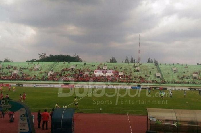 Stadion Manahan masih sepi penonton jelang laga Persija Jakarta vs Persib Bandung, Jumat (3/11/2017).